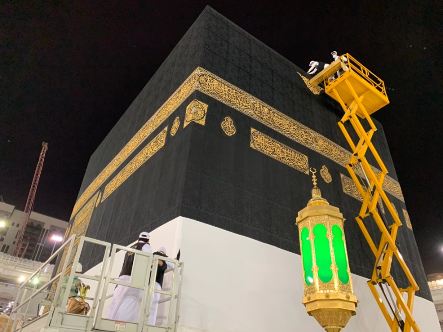 استبدال ثوب الكعبة المشرفة