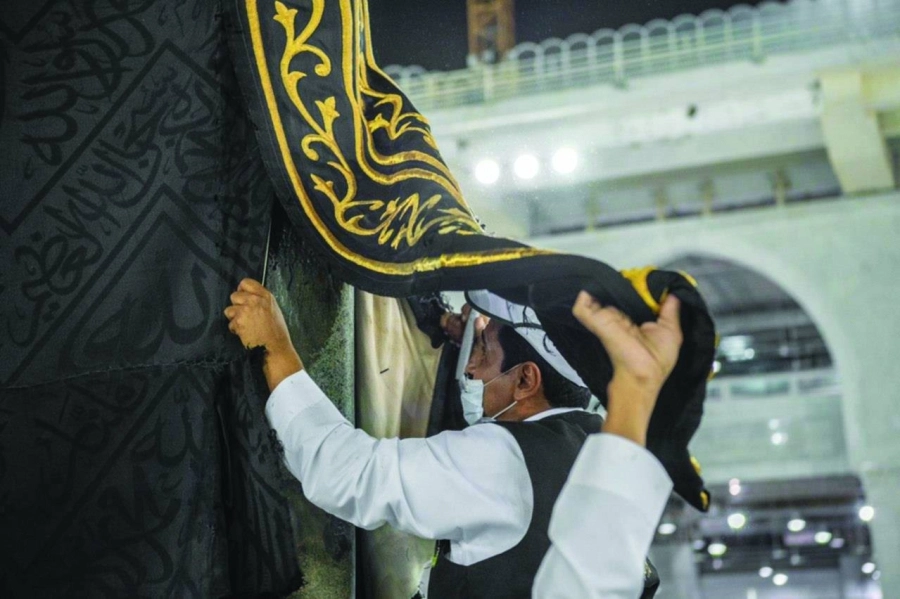 






من مراحل تثبيت الكسوة       (مكة)