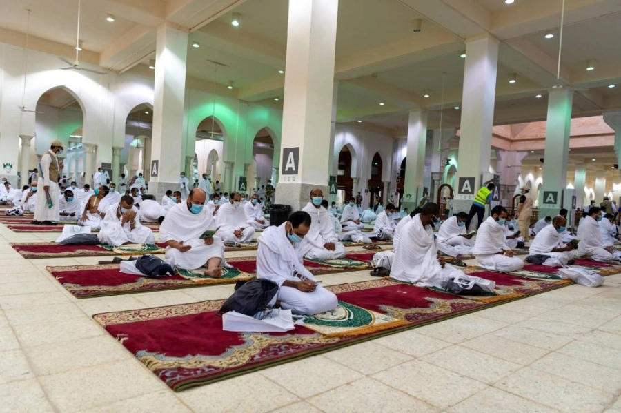 حجاج يتلون القرآن بمسجد نمرة (مكة)