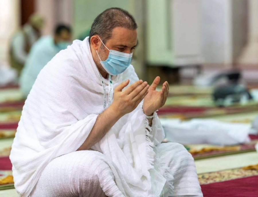 حاج يبتهل بالدعاء (مكة)