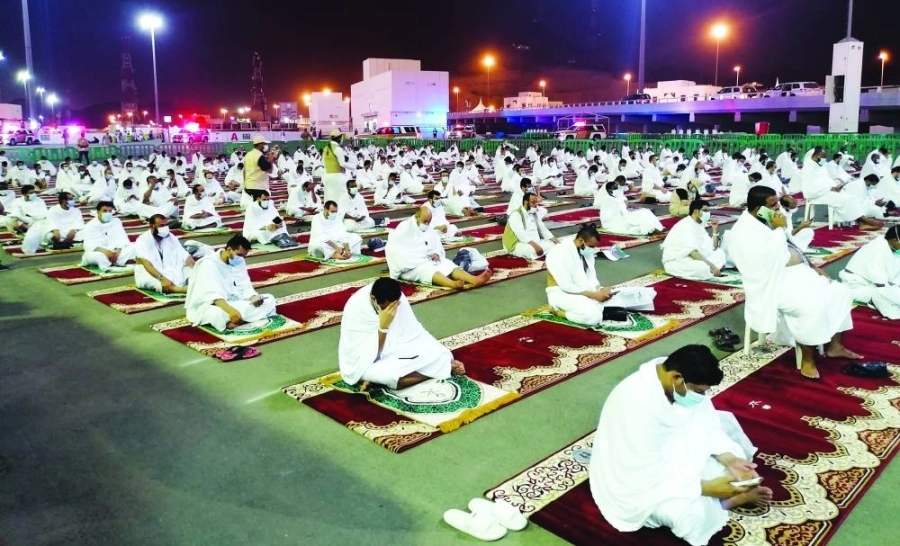 






الحجاج خلال أداء صلاتي المغرب والعشاء في مشعر مزدلفة                                         (أنس الحارثي)