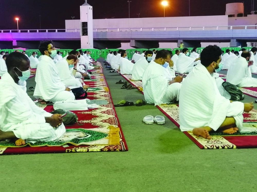  الحجاج خلال أداء صلاتي المغرب والعشاء في مشعر مزدلفة (أنس الحارثي) 