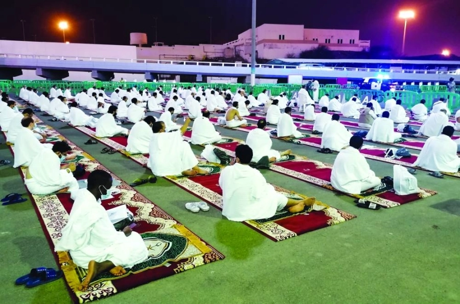  الحجاج خلال أداء صلاتي المغرب والعشاء في مشعر مزدلفة (أنس الحارثي) 