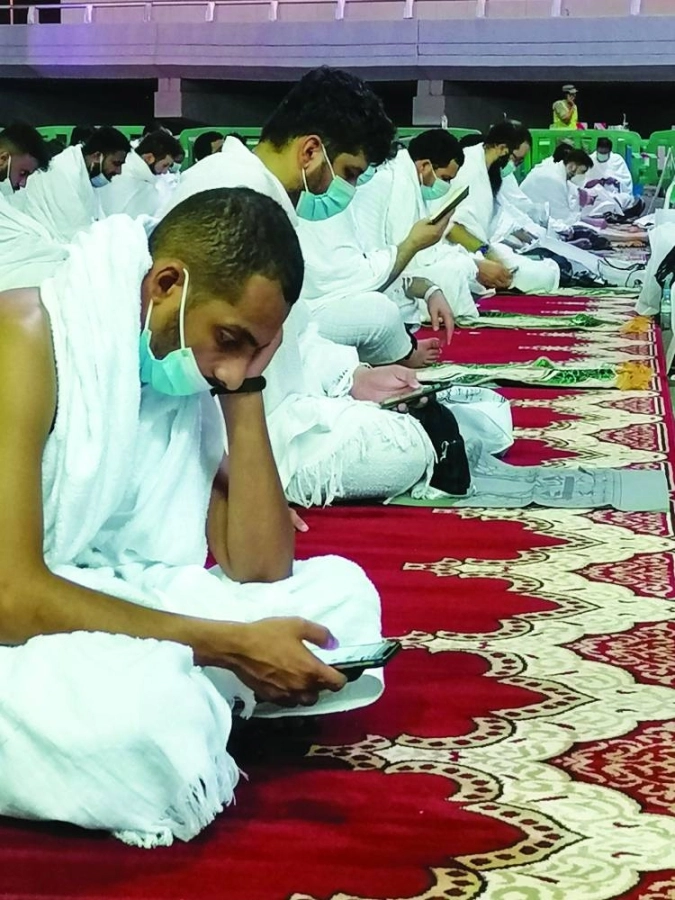  الحجاج خلال أداء صلاتي المغرب والعشاء في مشعر مزدلفة (أنس الحارثي)  