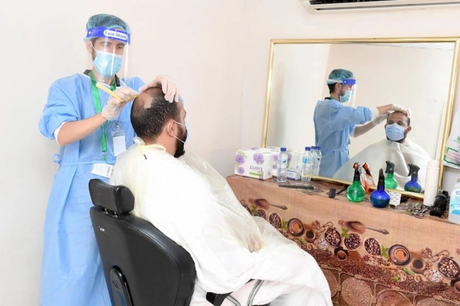 حاج خلال الحلاقة بأحد المحال المخصص (مكة)   