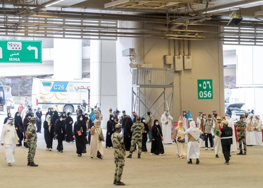 






حجاج بعد فراغهم من الرمي                                                                                                                            (مكة)