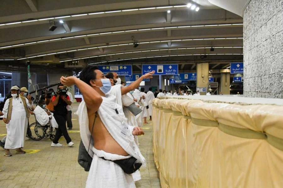 






حجاج خلال رمي جمرة العقبة