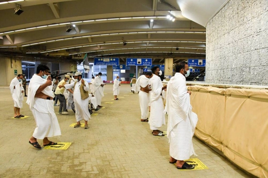 حجاج خلال رمي جمرة العقبة (مكة) 