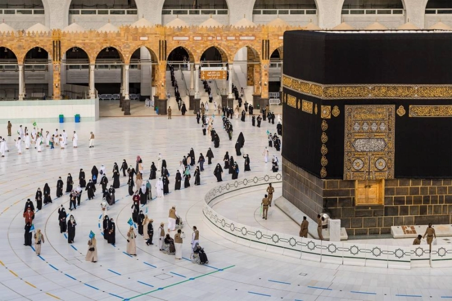 






الحجاج ملتزمون بالتباعد الاجتماعي