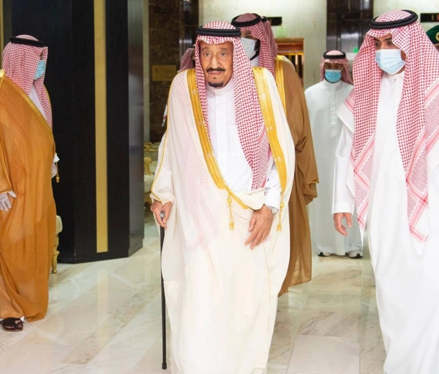 الملك سلمان لدى مغادرته مستشفى الملك فيصل (واس) 