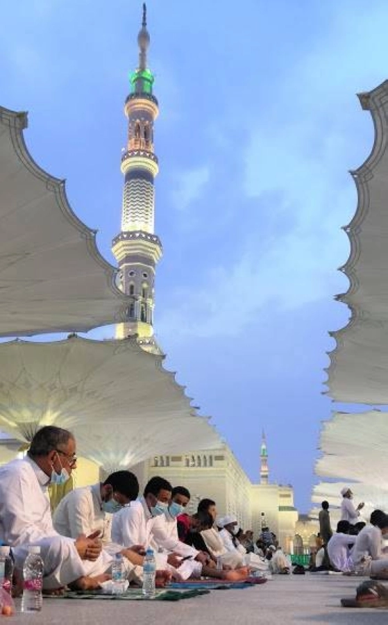في انتظار الاذان لأول افطار بالمسجد النبوي الشريف من بعد جائحة كرونا