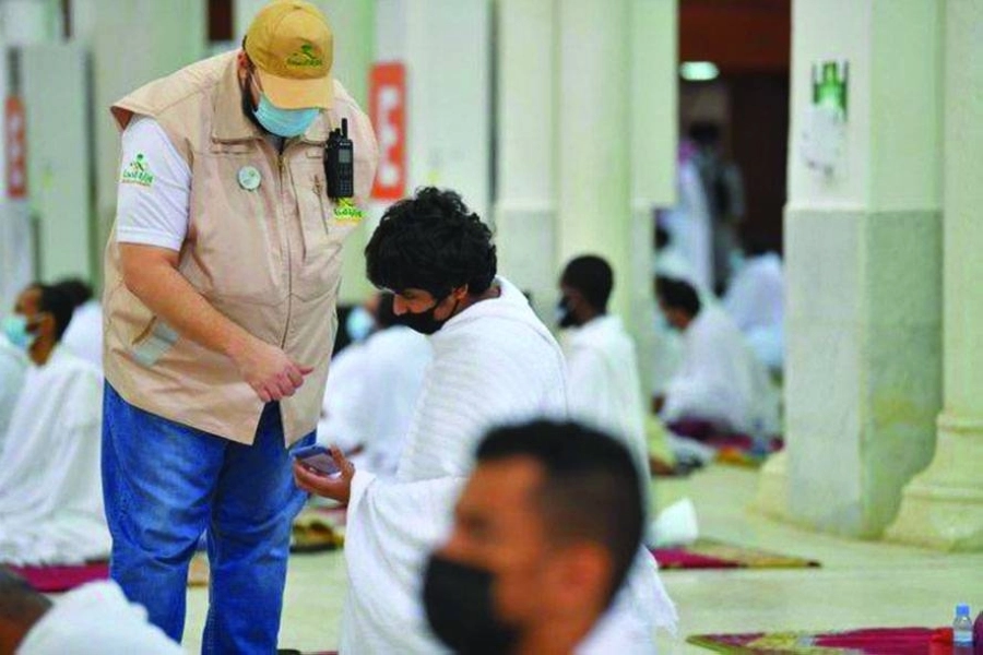 






موظف يشرح لأحد الحجاج تطبيق الإجراءات       (مكة)