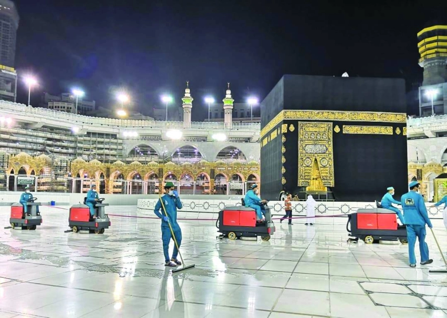 من تنظيف وتعقيم المسجد الحرام                  (مكة)