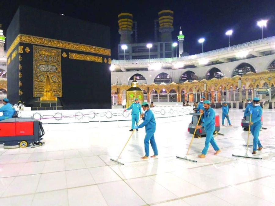 من تنظيف وتعقيم المسجد الحرام                  (مكة)