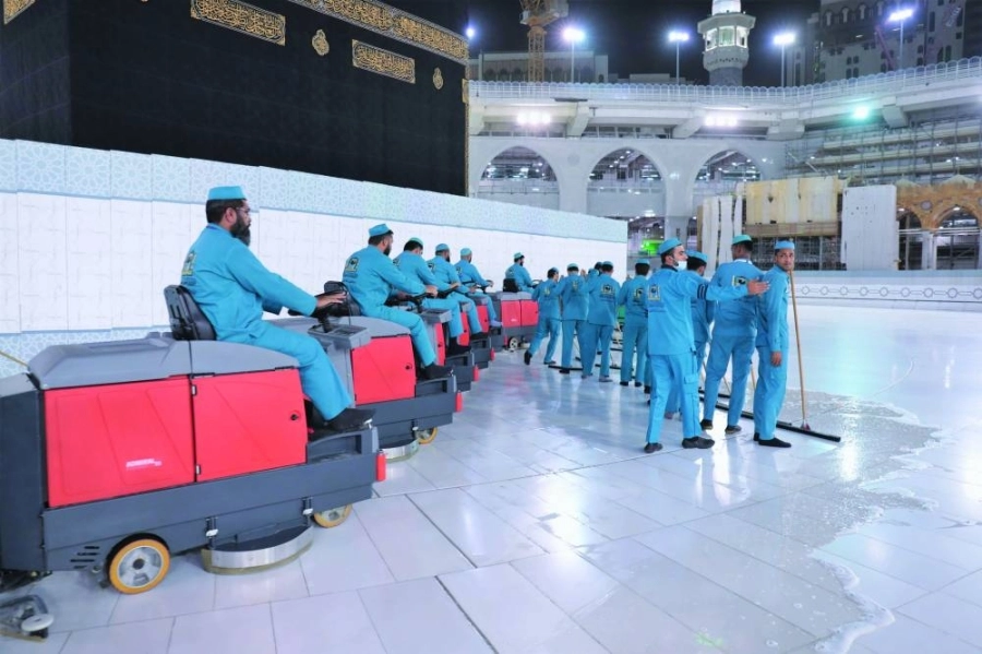 من تنظيف وتعقيم المسجد الحرام                  (مكة)