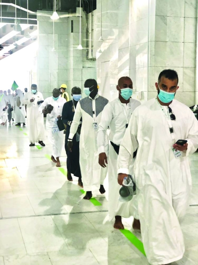 






حجاج في طريقهم لأداء طواف الوداع                                                (مكة)