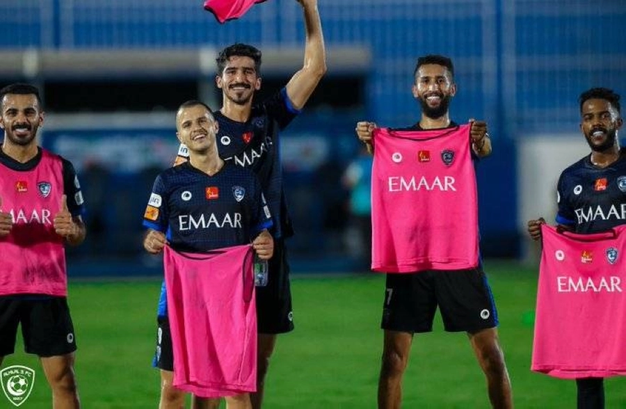 






لاعبو الهلال يرفعون شعارهم الجديد                          (إعلامي الهلال)