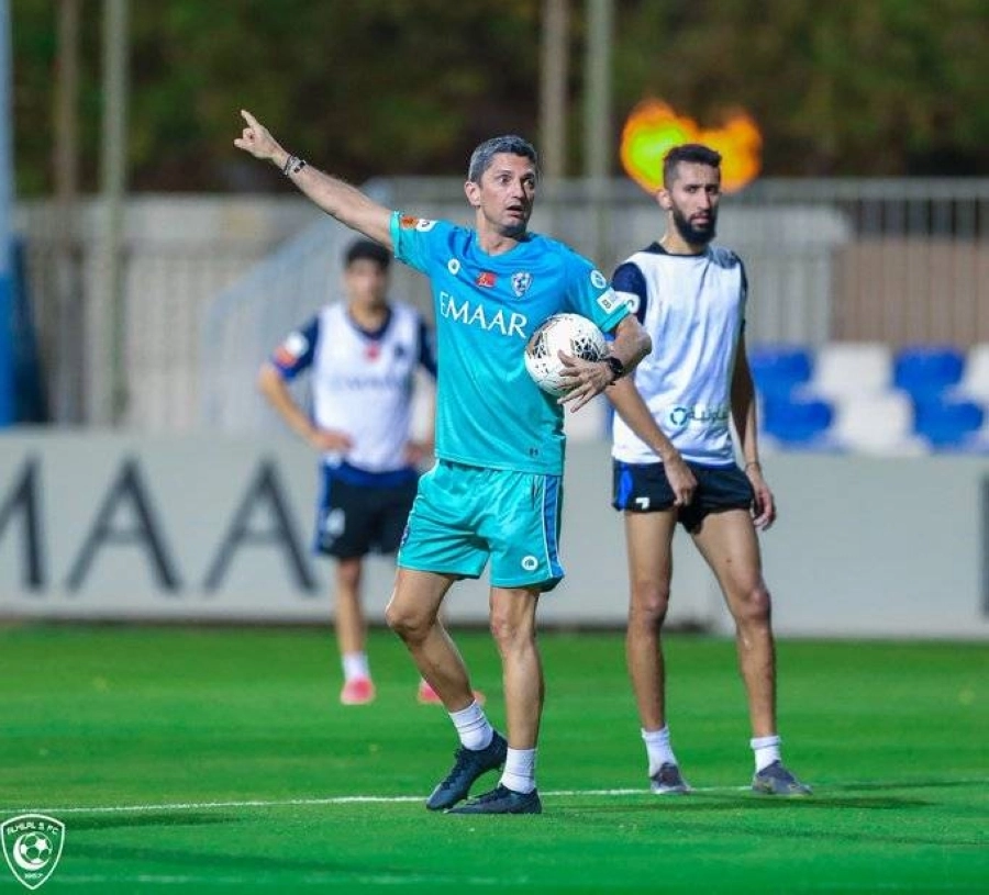 






مدرب الهلال يوجه لاعبيه قبل الديربي              (إعلامي الهلال)