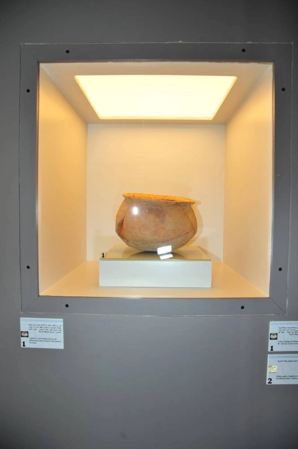 قدر من الفخار الأحمر 