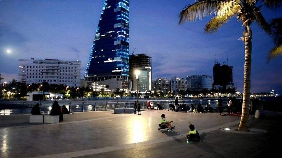 






أطفال يستمتعون باللعب في الواجهة البحرية                                                                          (مكة)
