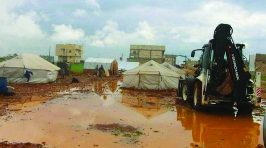 






من آثار السيول على مخيمات النازحين                                                                 (مكة)