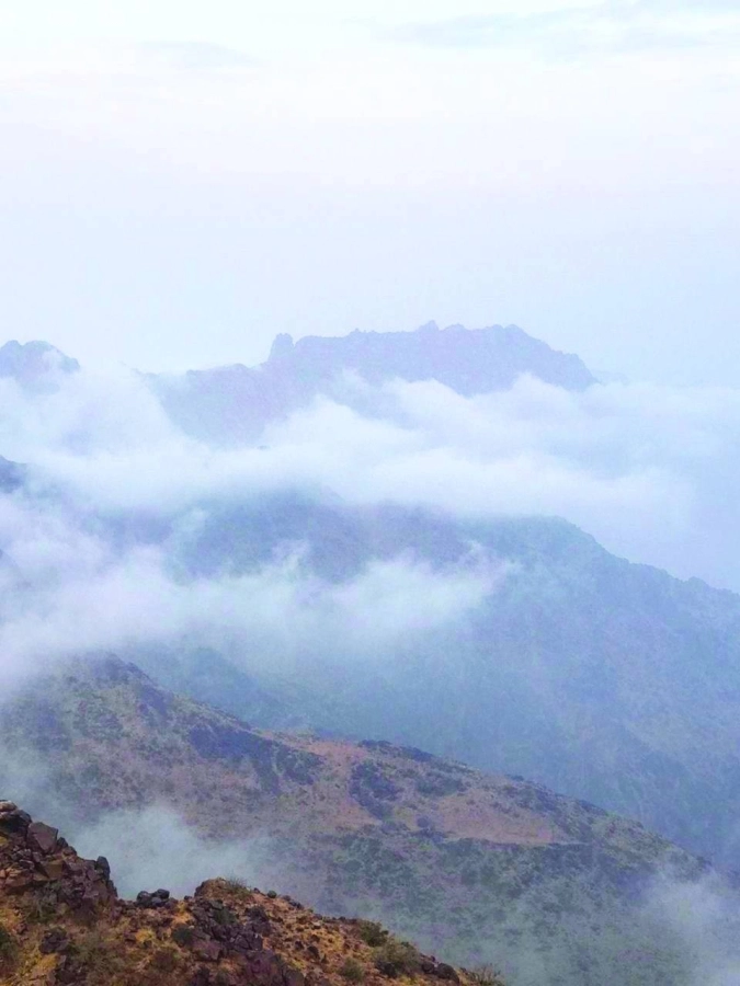 السحاب يعانق جبال الفقرة                                                                                                                                                                                                      (مكة)