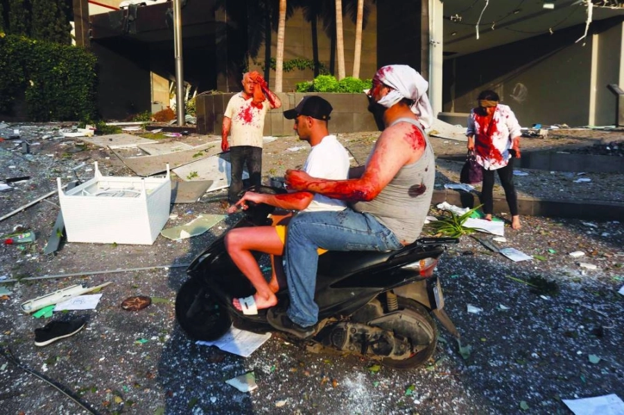 نقل المصابين على دراجة نارية (د ب أ)