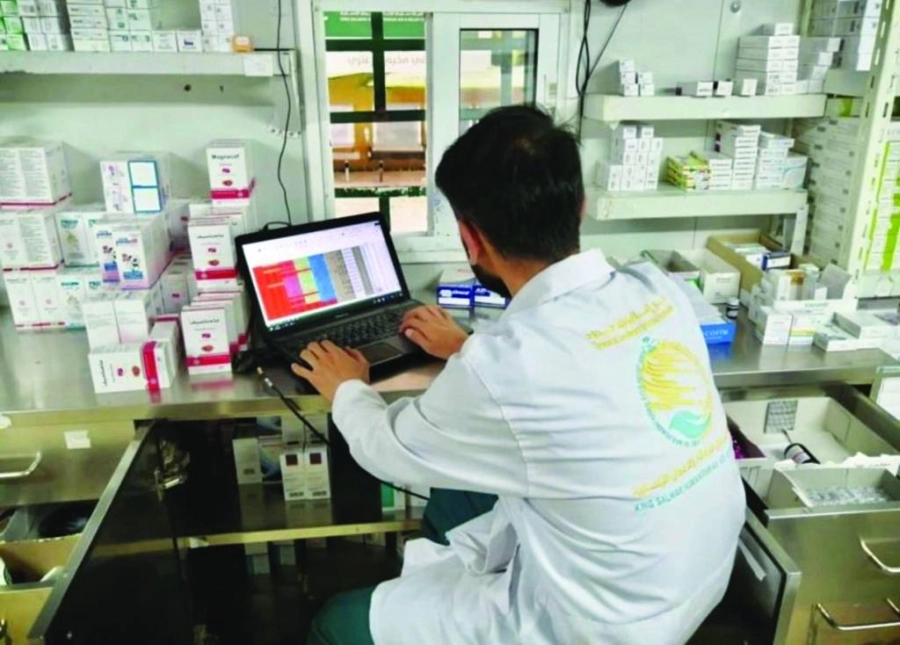 طبيب بمركز الملك سلمان للإغاثة في مخيم الزعتري (واس)