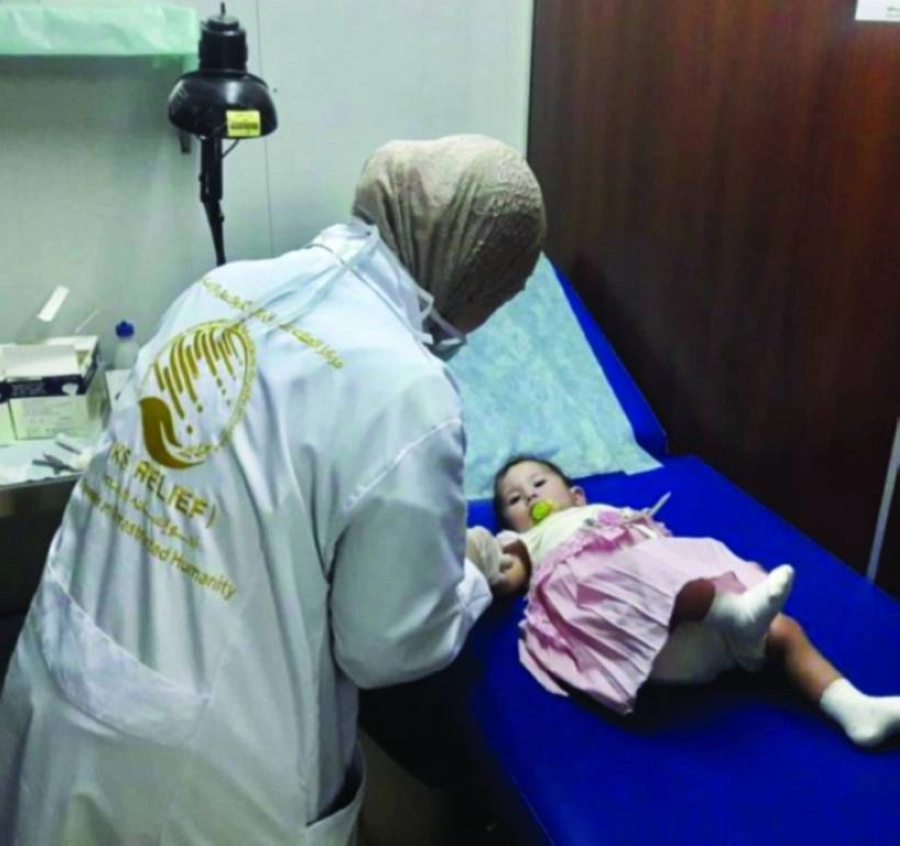 طبيبة تعالج طفلة أردنية (واس)
