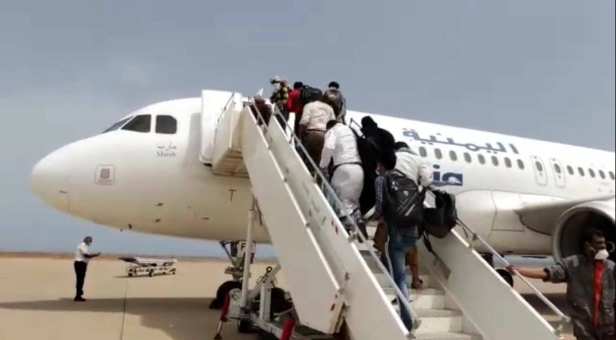 "تحالف دعم الشرعية" في اليمن تنقل 162 طالبا وطالبة من سقطرى إلى عدن جوا