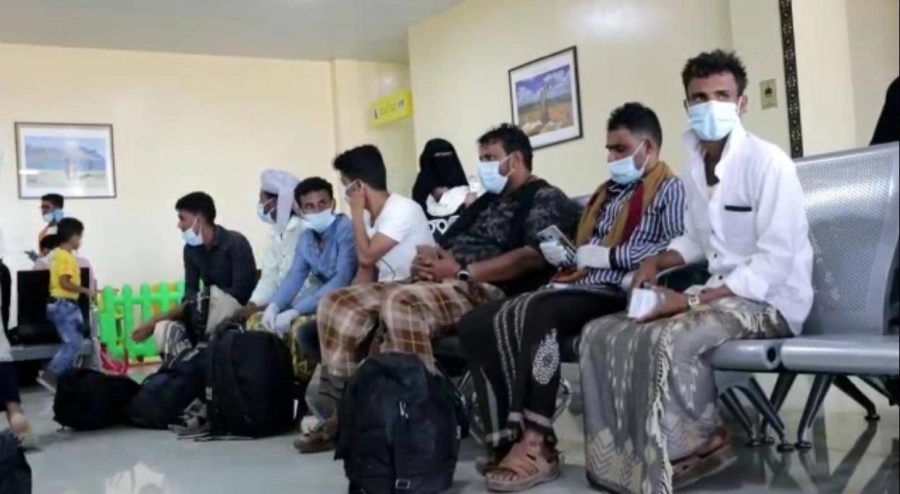 "تحالف دعم الشرعية" في اليمن تنقل 162 طالبا وطالبة من سقطرى إلى عدن جوا