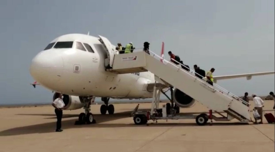 "تحالف دعم الشرعية" في اليمن تنقل 162 طالبا وطالبة من سقطرى إلى عدن جوا