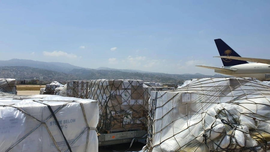 الطائرة أثناء تفريغ حمولة المساعدات  (مكة) 