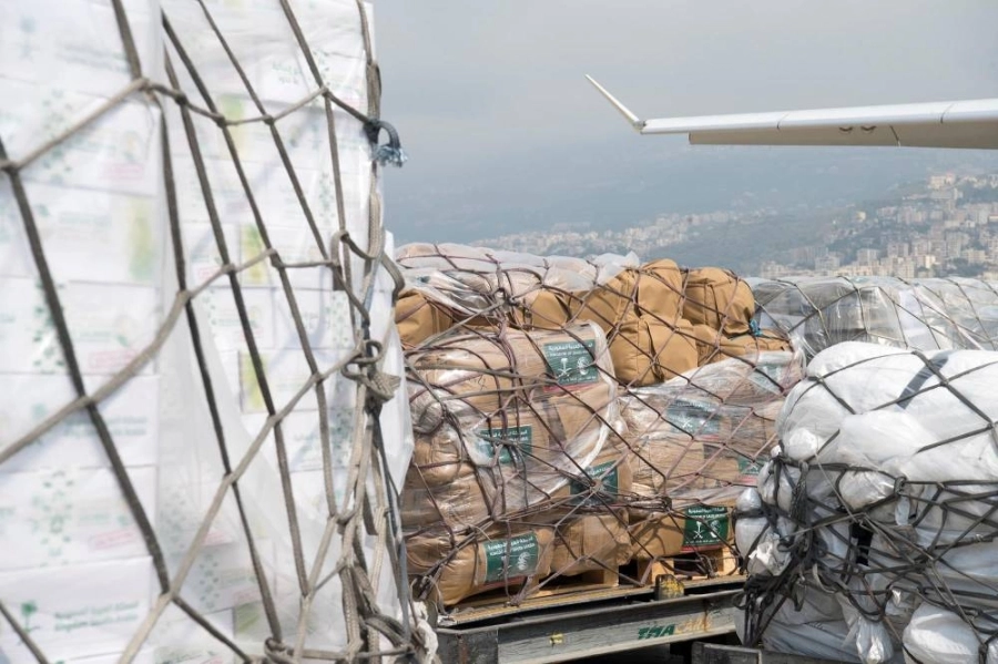 الطائرة أثناء تفريغ حمولة المساعدات  (مكة)  