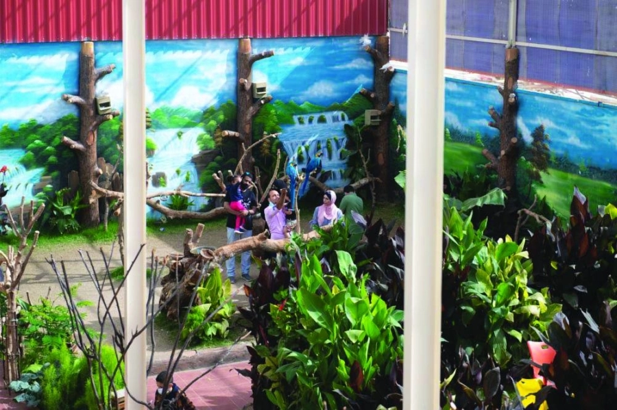 إحدى الأسر خلال زيارة الحديقة (مكة)