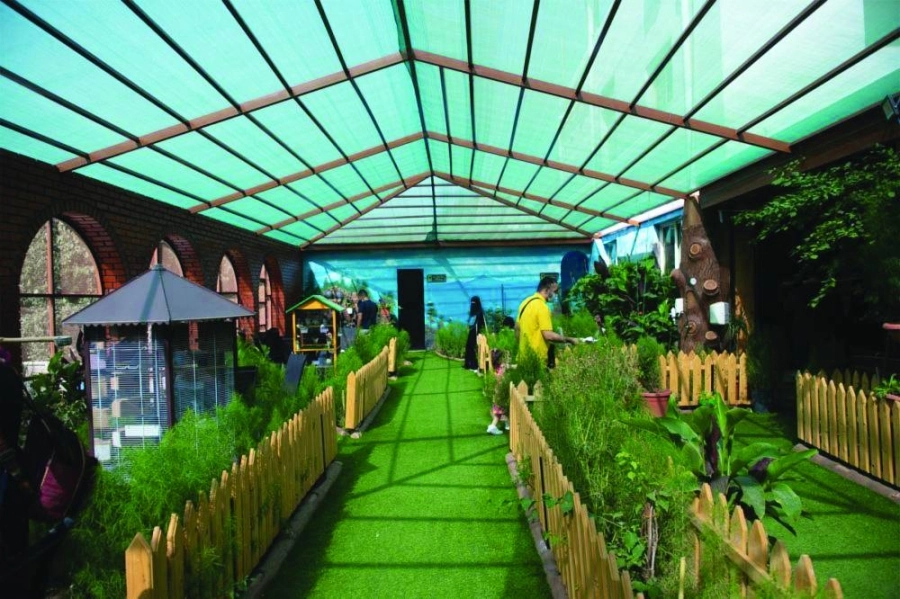 إحدى الأسر خلال زيارة الحديقة (مكة) 