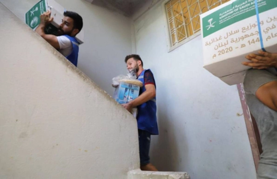 الفريق يصعد بالمواد الإغاثية لسكان مرفأ بيروت (واس)