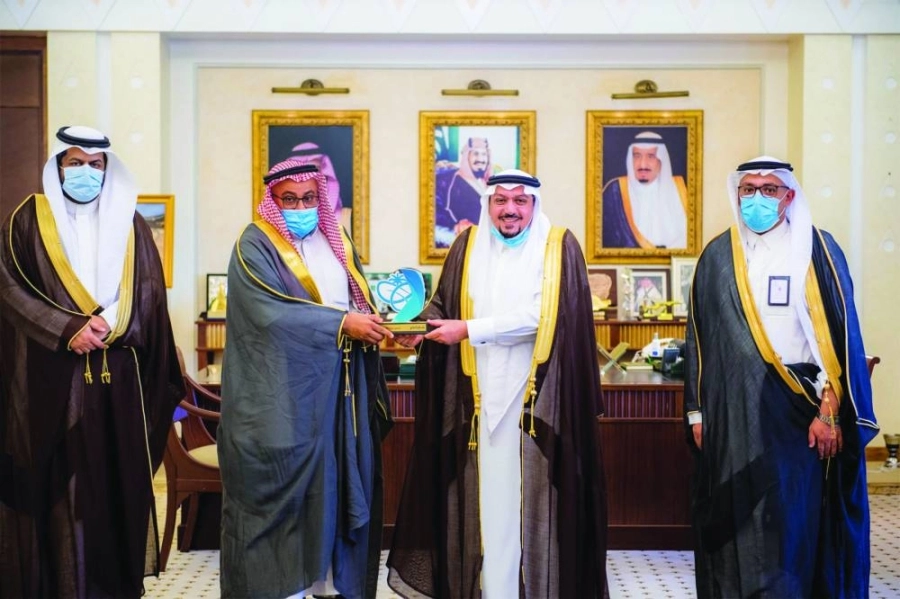 






فيصل بن مشعل خلال تكريم منسوبي التجمع الصحي         (مكة)