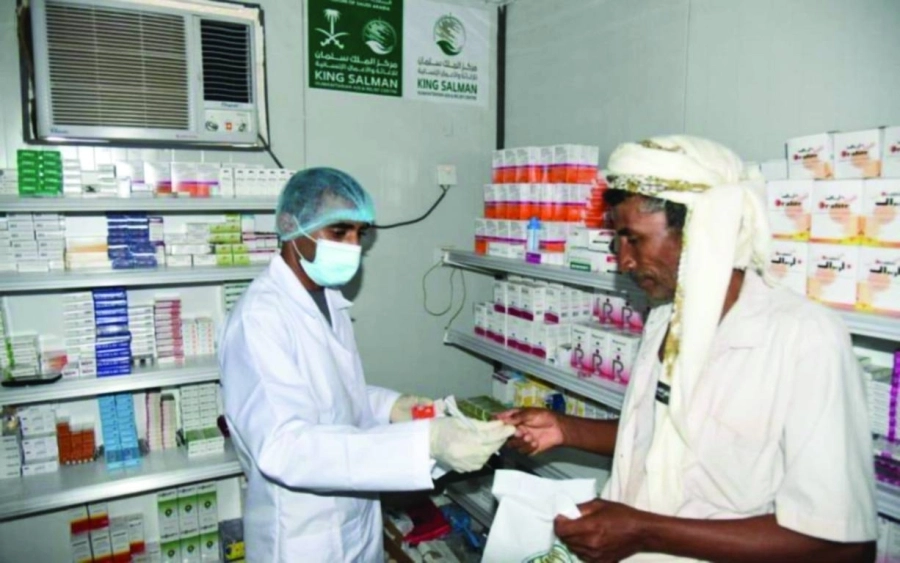 






طبيب يصرف علاجا لمريض يمني