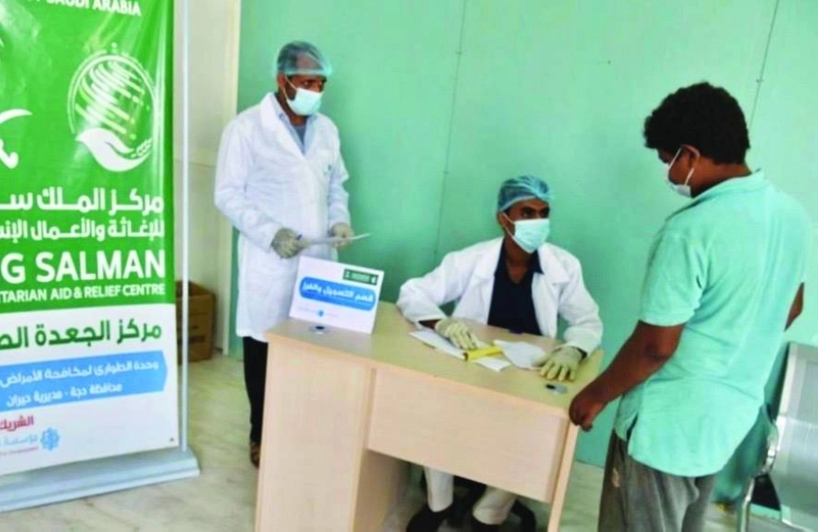 طفل يراجع الطبيب بحجة (واس)