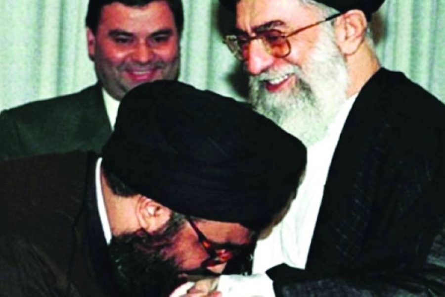 






نصرالله يقبل يد خامنئي