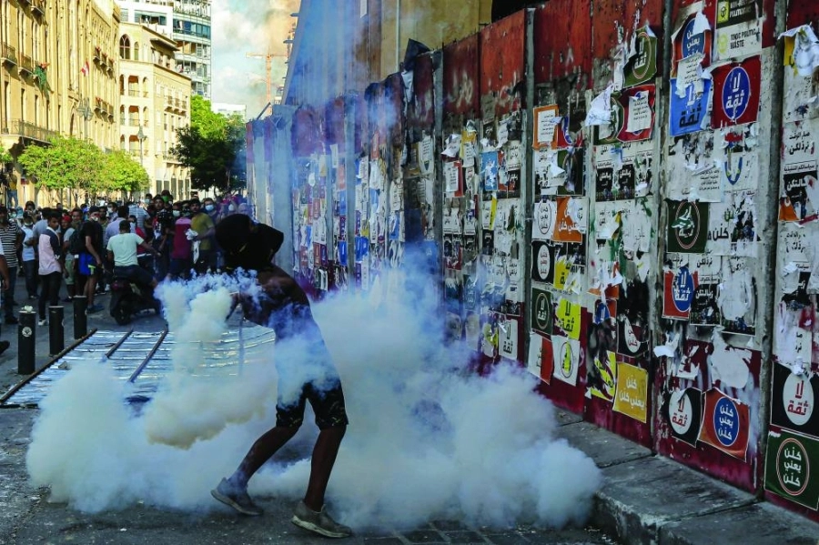 






محتج يرمي قنبلة مسيلة للدموع في أحد شوارع بيروت                                                (د ب أ)
