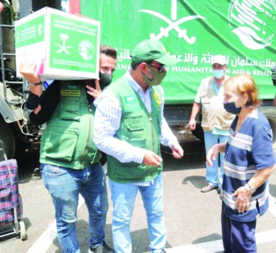 فريق المركز يحمل السلال إلى المستفيدين (واس)