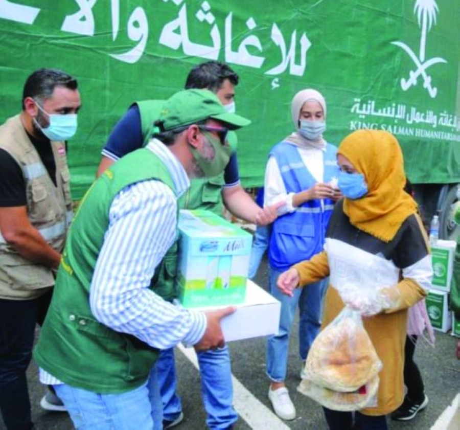 مركز الملك سلمان يقدم السلال والخبز للبنانيين (واس)