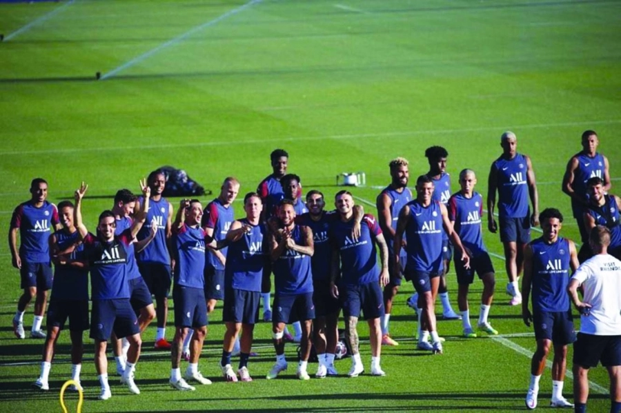 






باريس سان جيرمان قبل حصته التدريبية أمس                      (موقع سان جيرمان)