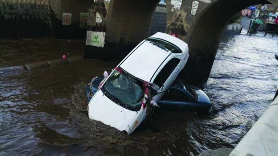 



خسائر كبيرة جراء السيول في صنعاء                                                                   (مكة)