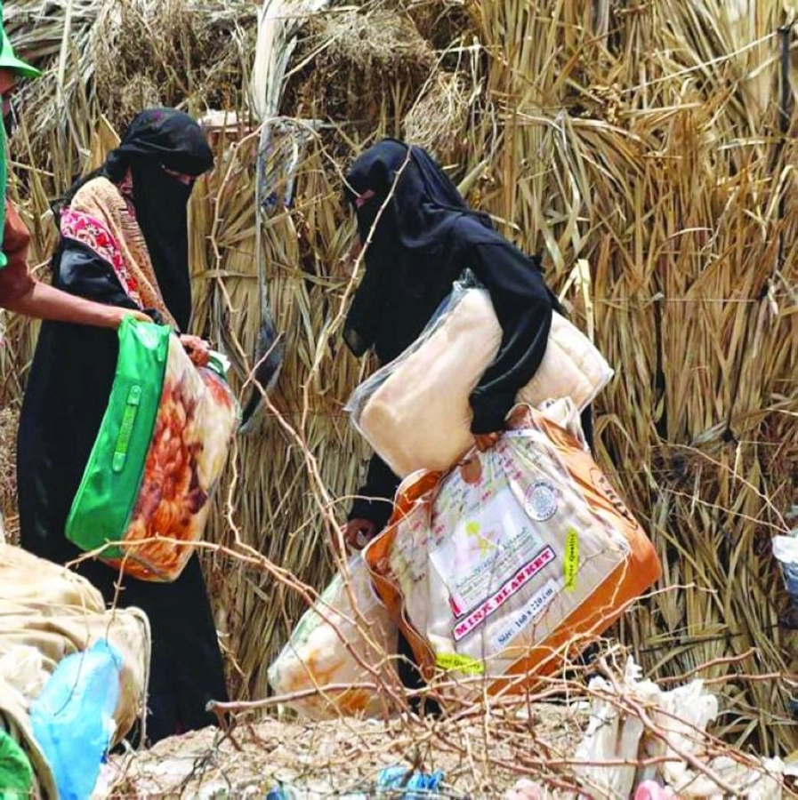 



يمنيتان تحملان بطاطين تسلمتاها من مركز الملك سلمان   (واس)