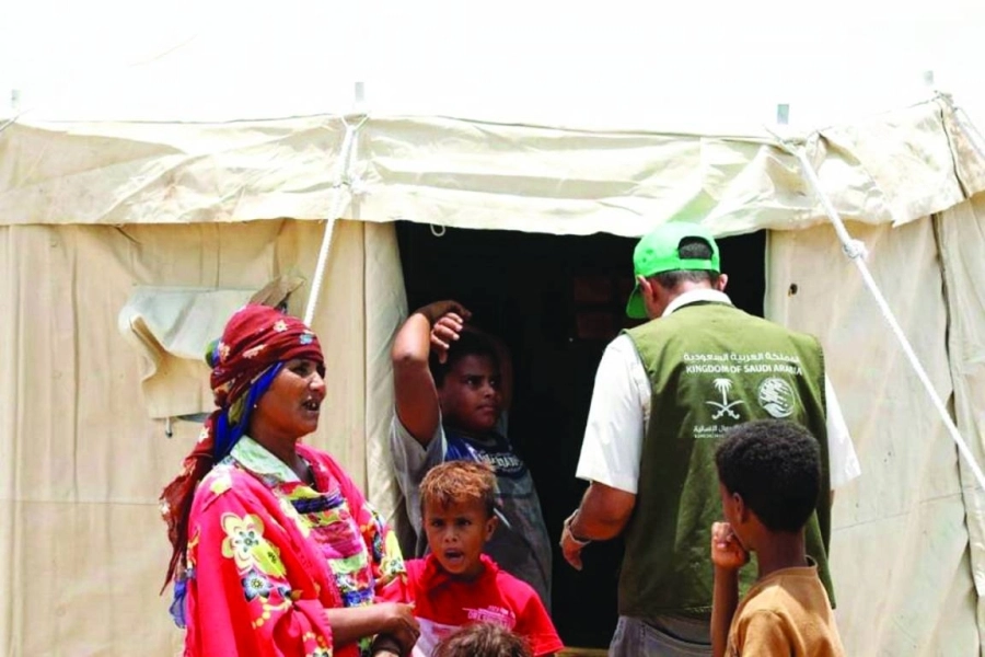 أسرة يمنية تتلقى مساعدات مركز الملك سلمان (واس)