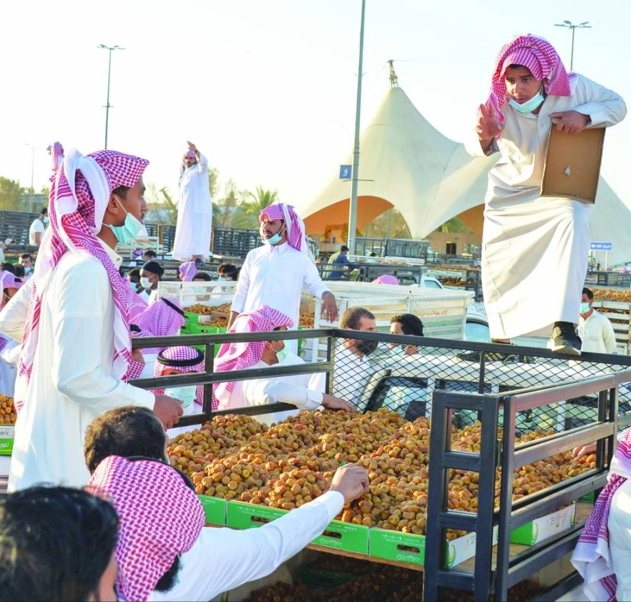 1220 مركبة تعرض نحو 355 ألف عبوة تمور في مهرجان بريدة (مكة)
