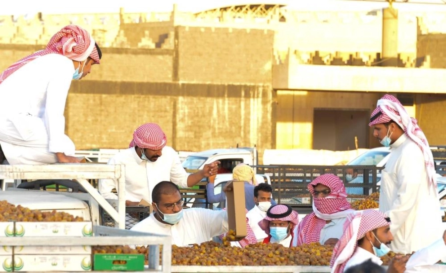 1220 مركبة تعرض نحو 355 ألف عبوة تمور في مهرجان بريدة (مكة)
